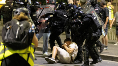 Sırbistan'da meydanlar savaş alanına döndü: Onlarca yaralı ve gözaltı var