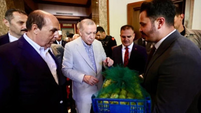 Erdoğan, Okluk’ta incir dağıttı