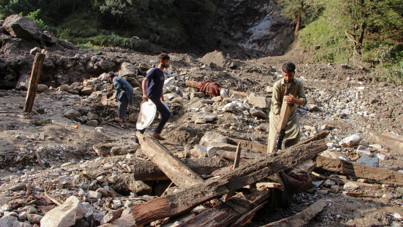 Felaketler art arda: Selde yüzlerce kişi öldü, yardım helikopteri düştü