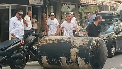 Kuvvetli rüzgar Erdek'i vurdu: 4 tonluk su deposu caddeye uçtu