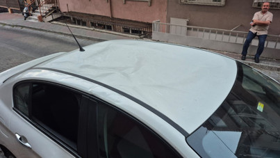 Ailesini rehin alıp arabanın üstüne atladı