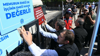 İş bırakan memurlar bakanlığın kapısına dayandı: 'Ceza kesenin alnını karışlarım'
