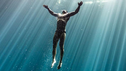 Suyun altında nefesini 29 dakika tutarak rekor kırdı