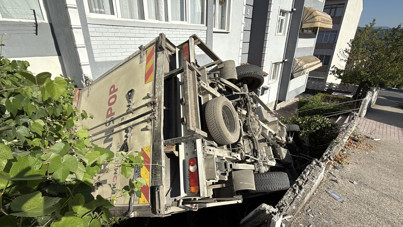Freni boşalan kamyonet apartmanın bahçesine düştü