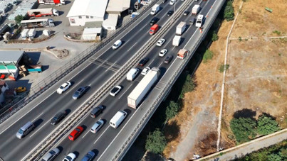 Aynı yerde 24 saatte iki kamyon devrildi: TEM'de trafik felç oldu