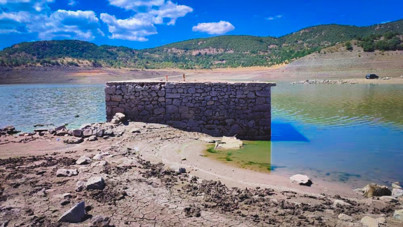 Baraj suyu çekildi, eski yerleşim yerleri ortaya çıktı