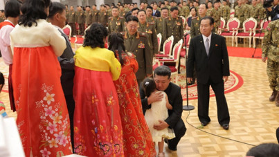 Ukrayna savaşından dönen Kuzey Koreli askerler törenle karşılandı