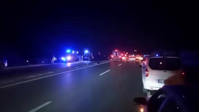 Bandırma’da feci kaza! Otomobil çekiciye çarptı: 1 ölü, 4 yaralı