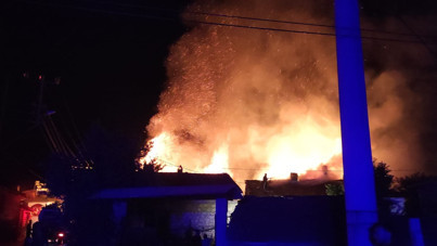 Gece yarısı köyü alevler sardı: 3 ev küle döndü