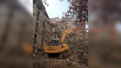 Avcılar’da yıkım sırasında devrilen binayı iş makinesi ile tutmaya çalıştılar