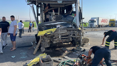 Halk otobüsü TIR'a girdi: Ölü ve yaralılar var