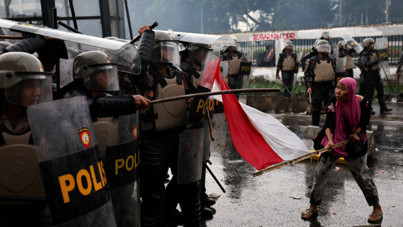 Bir moto kurye ölümü, 600 gözaltı: Jakarta savaş alanına döndü