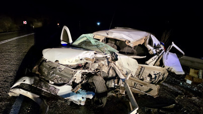 Kağıt gibi ezilen araçta can verdi