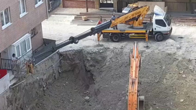 Temel kazısında bina girişi çöktü: Evlerine vinçle girdiler