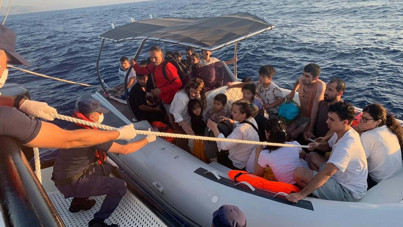 Motoru arızalanan bottaki 35 göçmen son anda kurtarıldı