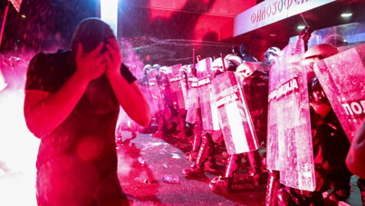 Sırbistan'da 'puslu' gece: Polisler öğrencileri biber gazına boğdu