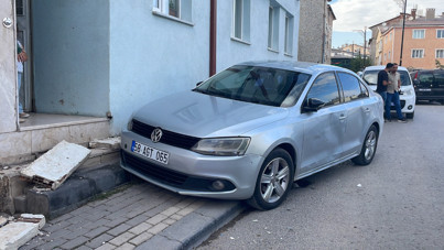 Araba çarpan apartmanda deprem korkusu