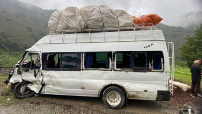 Giresun’da iki minibüs çarpıştı: 10 işçi yaralandı