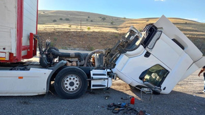 Bir anda olan oldu: Tır ikiye ayrıldı