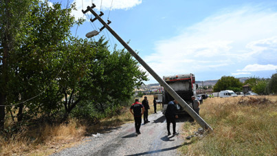 Çöp kamyonu elektrik direğine çarptı: Yaralılar var