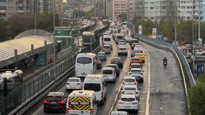 Okullar açıldı, İstanbul'da trafik kilitlendi