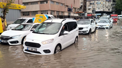 Sağanak bastırdı, yollar göle döndü