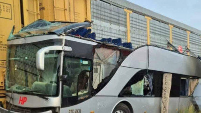 Tren, yolcu otobüsüne çarptı: 10 ölü, 60 yaralı