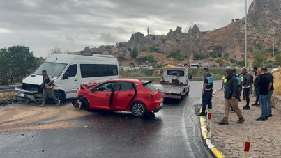 Turistleri taşıyordu: Otomobili az kalsın biçecekti