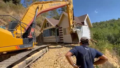 Konteyner evini iş makinesiyle karadan rayla yürütüp taşıdı