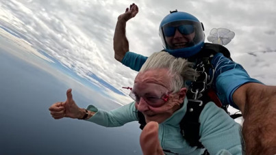 94'üncü yaşını paraşütle atlayarak kutladı