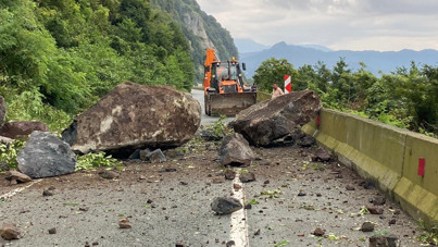 Heyelan nedeniyle kapanan Karadeniz Sahil Yolu yeniden ulaşıma açıldı