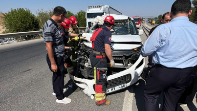 Balıkesir'de çift taraflı kaza: Araba pert oldu, 1 yaralı