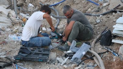 Şantiyede korku dolu anlar: Yer altındaki kablolar bomba gibi patladı
