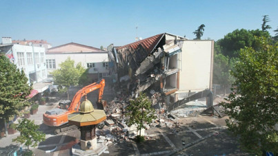 Sındırgı’da depremde hasar gören belediye oteli yıkıldı