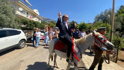 Fethiye'de geleneksel düğün: Alman damat, at üzerinde gelin aldı