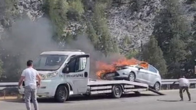 Çekici üzerindeki araç yandı