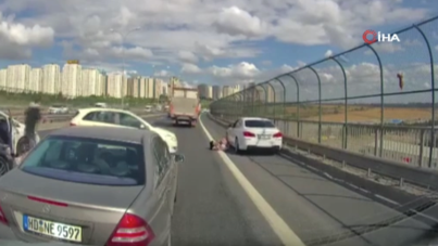 Trafikte kaos: Kediyi kurtarmaya koşan kadına çarptı, ölesiye dövüldü