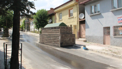 Türbe 63 yıldır yolun ortasında duruyor