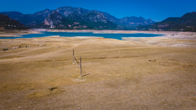 Baraj suyu metrelerce çekildi, çorak topraklara voleybol direği dikildi