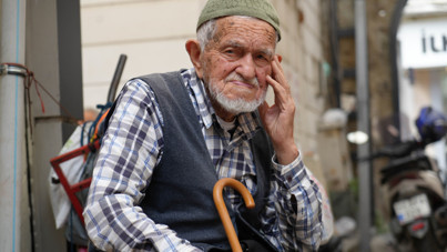 96 yaşında gözlük kullanmadan şemsiye tamir ediyor