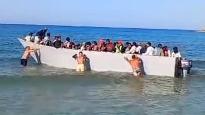 Tatilciler mülteci teknesine müdahale etti