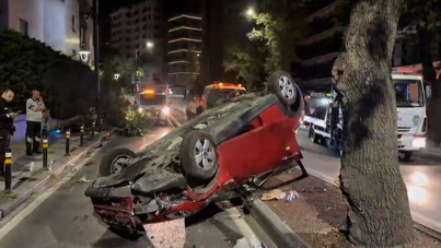 Kadıköy’de korku dolu anlar: Otomobil ağaca çarptı, takla attı