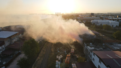 Kereste fabrikası alev alev yandı