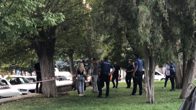 Parkta korku dolu anlar: Kızlarının önünde boğazına bıçak dayadı