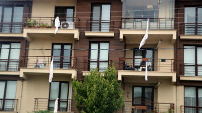 Dava öncesi çarşafları sarkıttılar