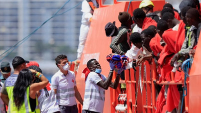 Teknede dehşet: Büyücülükle suçlayıp denize attılar