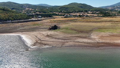 Tekneyle gidiyorlardı, şimdi yürüyorlar: Sular çekildi, kayalık ortaya çıktı