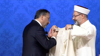 Diyanet'te devir teslim: Yeni başkan, Ali Erbaş'ın elini öptü