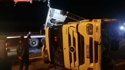 Karadeniz Sahil Yolu’nda TIR devrildi: 2 yaralı