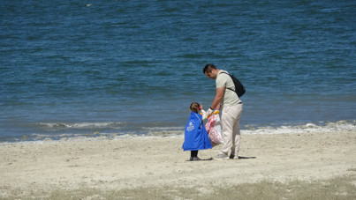 Kuruyan göl sahilinden 30 torba çöp çıktı